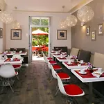 Des Arceaux Otel