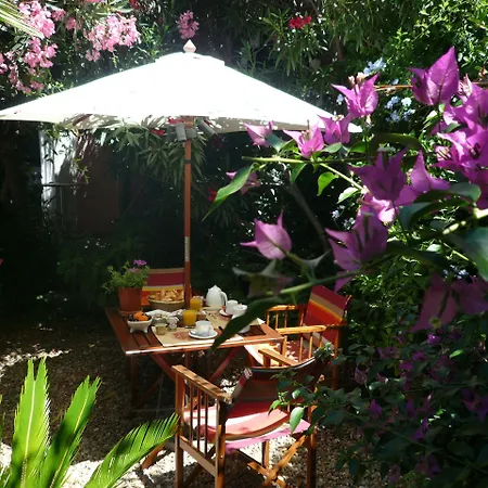 Des Arceaux Hotel