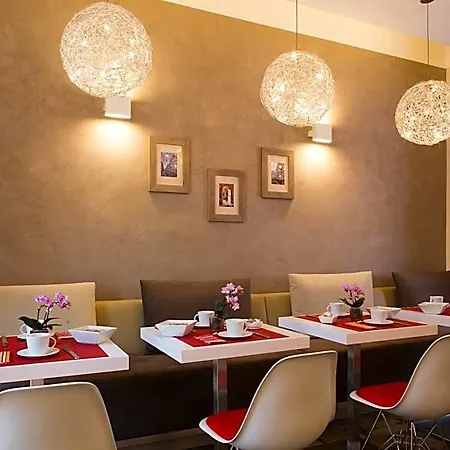 Hotel Des Arceaux 3*