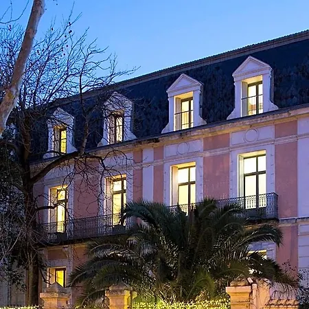 Hotel Des Arceaux 3*